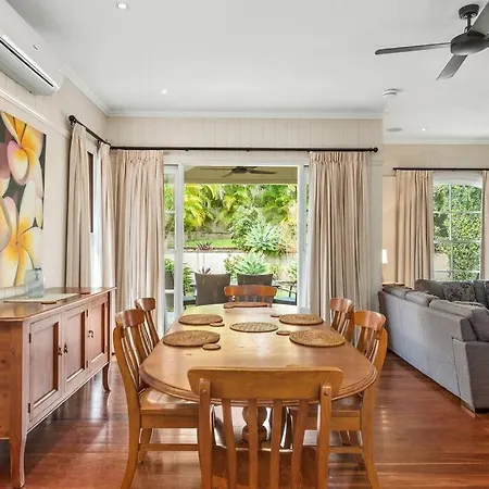 Holiday home The Family Getaway ~ 3 Bed/2 Bath/1car ~ Wooloowin *