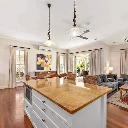 Holiday home The Family Getaway ~ 3 Bed/2 Bath/1car ~ Wooloowin *
