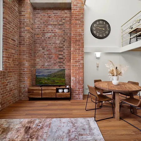 Tranquil Vista With Pool And Park Apartment
