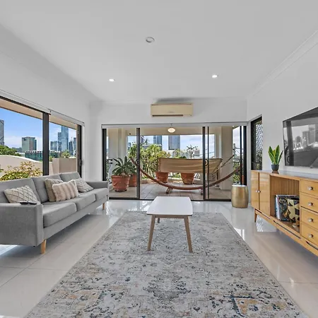 Luxury 2-bed Penthouse With Private Rooftop *