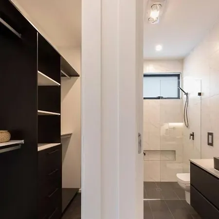 Luxurious New With Pool & Bathtub Holiday home