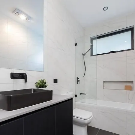 Luxurious New With Pool & Bathtub Holiday home Brisbane