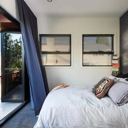 Luxurious New With Pool & Bathtub Brisbane