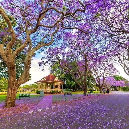 Luxurious New With Pool & Bathtub * Brisbane