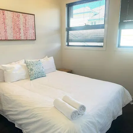 Luxurious New With Pool & Bathtub Brisbane