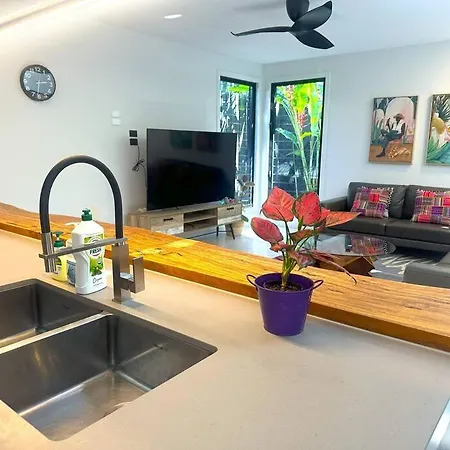 Luxurious New With Pool & Bathtub Holiday home Brisbane