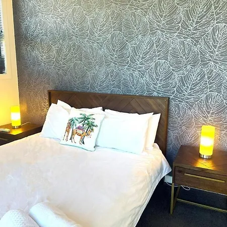 Luxurious New With Pool & Bathtub