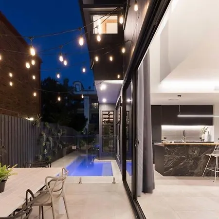 Luxurious New With Pool & Bathtub * Brisbane