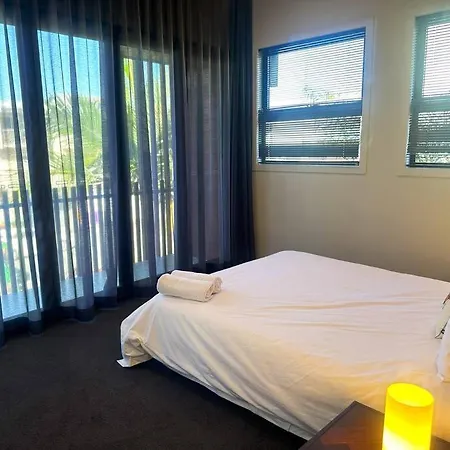 Holiday home Luxurious New With Pool & Bathtub