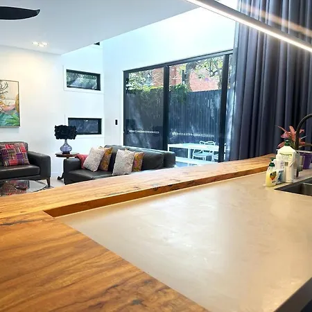 Holiday home Luxurious New With Pool & Bathtub