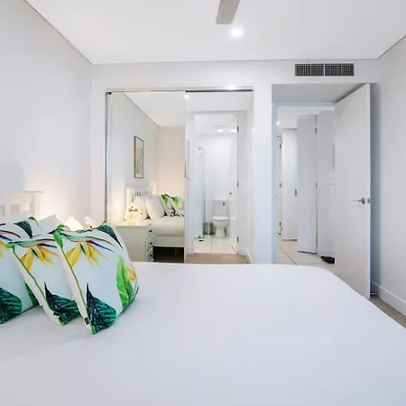 Treetop Horizons - Experience Red Hills Local Vibe Apartment *