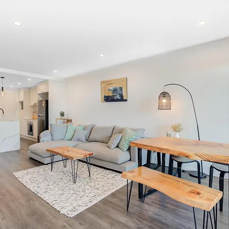 Cityscape Comfort 2br Abode W/ Balcony & Parking Brisbane