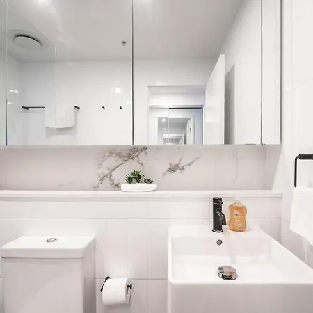 Urban Elegance 2b2b W Parking, Pool South Apartment