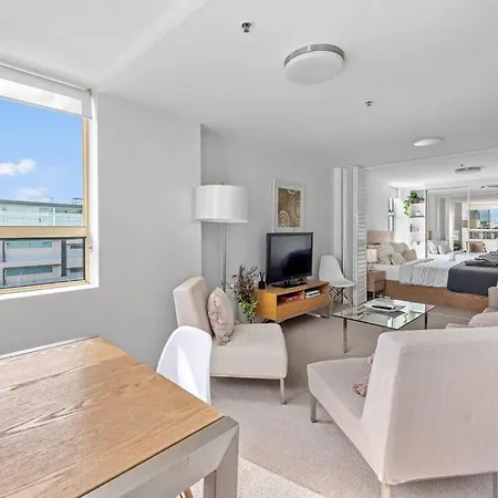 Boom! ~ Skyline City, Water + Story Bridge Views Apartment