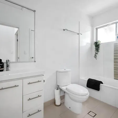 Apartment Terrific Townhouse! 2bed/2bath/courtyard/1car Brisbane
