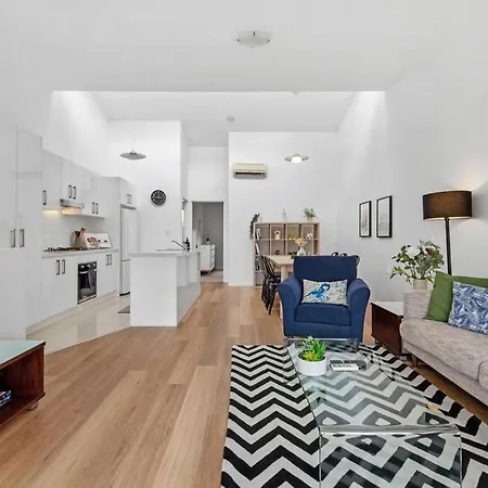 Terrific Townhouse! 2bed/2bath/courtyard/1car *