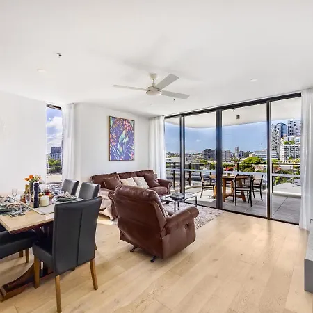 Stylish 2br Haven In West Ends Vibrant Heart *