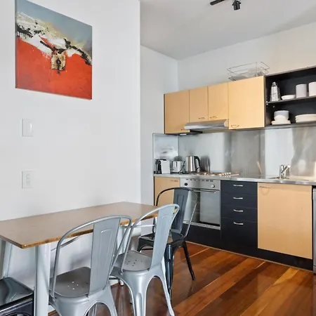 Inner-city 1-bed With Pool Gym & Parking Apartment