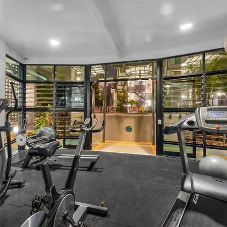 Inner-city 1-bed With Pool Gym & Parking