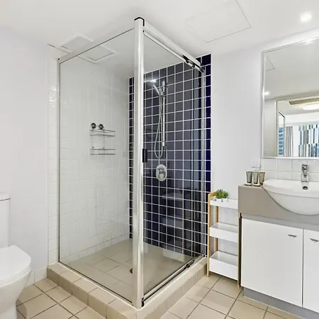 Apartment 2-bed Abode With Swimming Pool Gym & Views