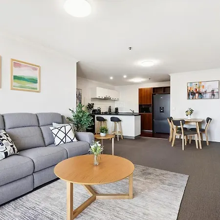 2-bed Abode With Swimming Pool Gym & Views *