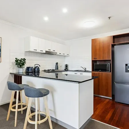 Apartment 2-bed Abode With Swimming Pool Gym & Views *