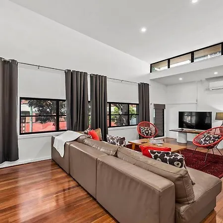 Teneriffe Hidden Warehouse! 2bed/1bath/1car Apartment