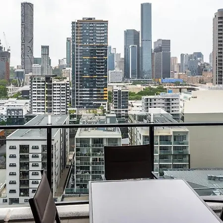 Lights Oasis With Rooftop Pool & Bbq