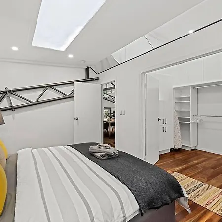 Teneriffe Hidden Warehouse! 2bed/1bath/1car Brisbane