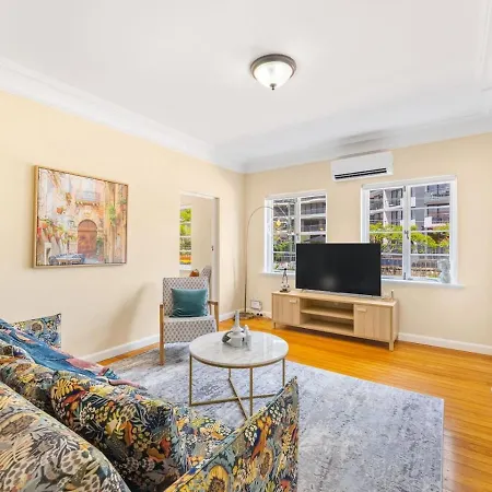 Riverside Heritage Chateau 2br South Bne