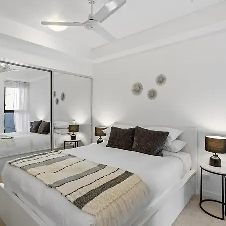 Apartment Stellar Location With Parking Pool & Gym Access Brisbane