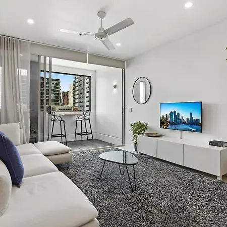 Stellar Location With Parking Pool & Gym Access Apartment