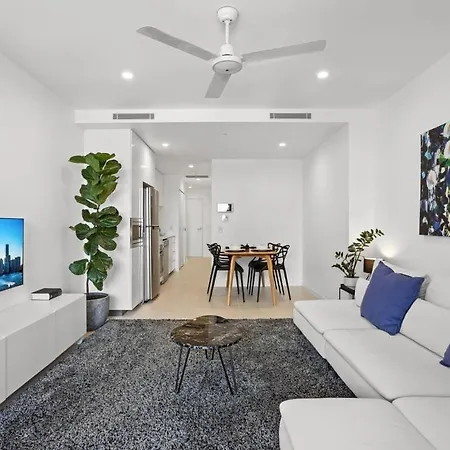 Apartment Stellar Location With Parking Pool & Gym Access