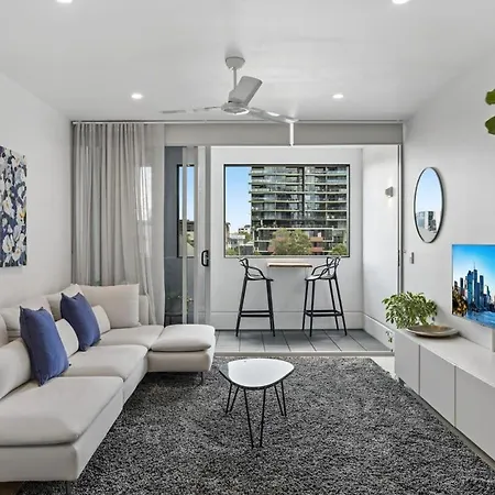 Apartment Stellar Location With Parking Pool & Gym Access *