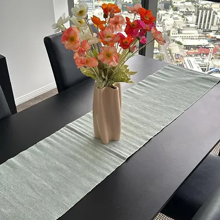 Modern Conveniently Located In Brisbane, Close To South Bank Apartment *
