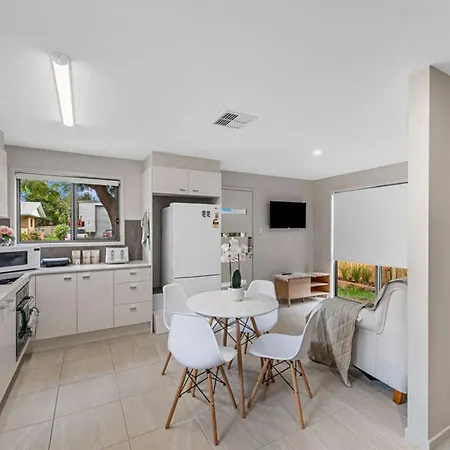 To Rent At The Glasshouse Mountains - Wifi Holiday home