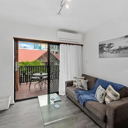 Apartment To…everything! 1bed/1bath/1car/cbd Views