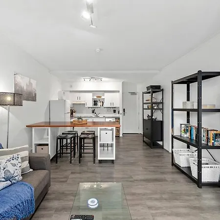 Apartment To…everything! 1bed/1bath/1car/cbd Views
