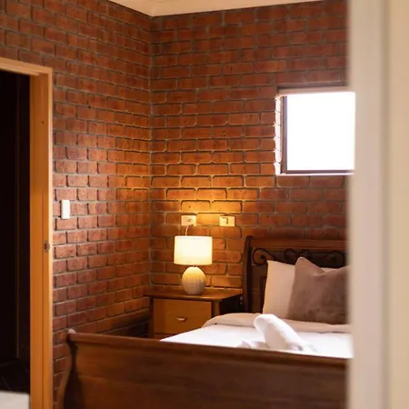 Holiday home 1 Bedroom Comfy Unit Sleep Close To Mall And Bus