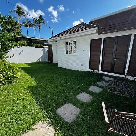 Massive 5br Wi-fi Netflix Free Parking Holiday home *