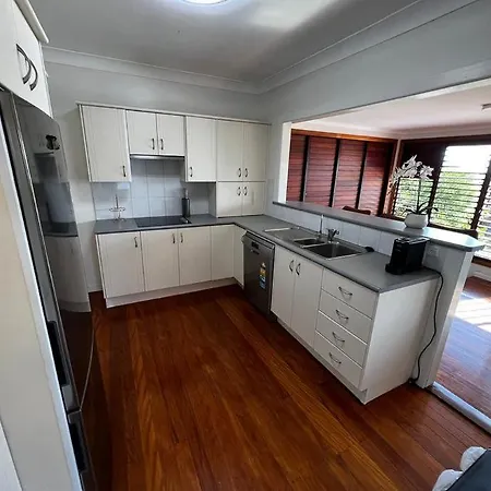 Massive 5br Wi-fi Netflix Free Parking Holiday home *