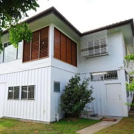 Massive 5br Wi-fi Netflix Free Parking Holiday home