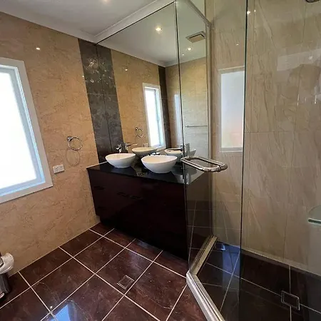 Holiday home Massive 5br Wi-fi Netflix Free Parking