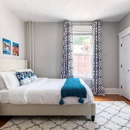 Massive 5br Wi-fi Netflix Free Parking Holiday home *