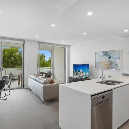 Sleek 2-bed With Balcony And Communal Bbq Area Duplicate *