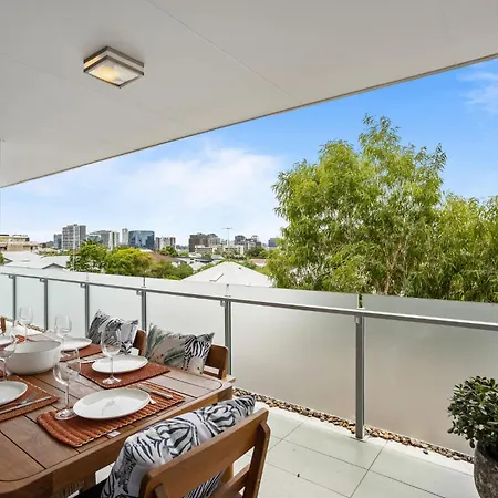 Sleek 2-bed With Balcony And Communal Bbq Area Duplicate Apartment *