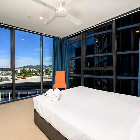 Stunning 2 Bedroom Retreat W Gym Sauna And Pool *