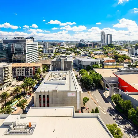 Oasis Stylish With Gym Rooftop Pool Brisbane