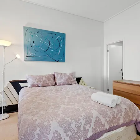 Urban Skyline 2-bed With Pool & Gym Access