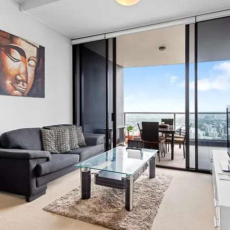 Urban Skyline 2-bed With Pool & Gym Access *